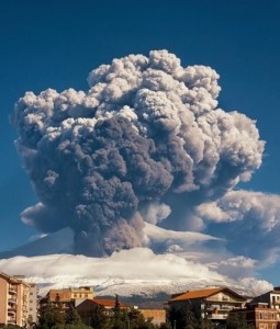 Incredible-Photo-of-Mount-Etna-Sicily-Italy-Erupting-a-Few-Days-Ago